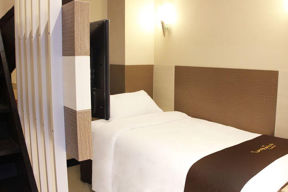 Luxpoint Hotel Baratajaya Surabaya Exterior foto