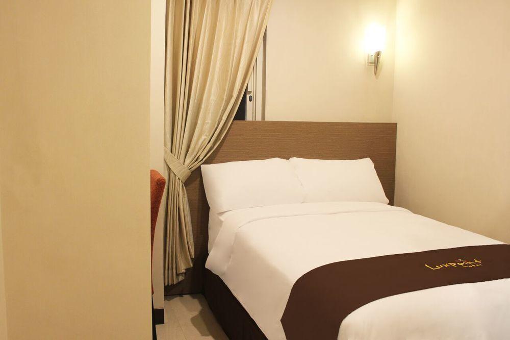 Luxpoint Hotel Baratajaya Surabaya Exterior foto