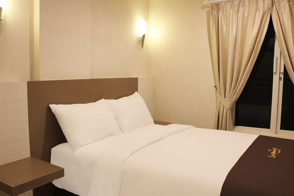 Luxpoint Hotel Baratajaya Surabaya Exterior foto