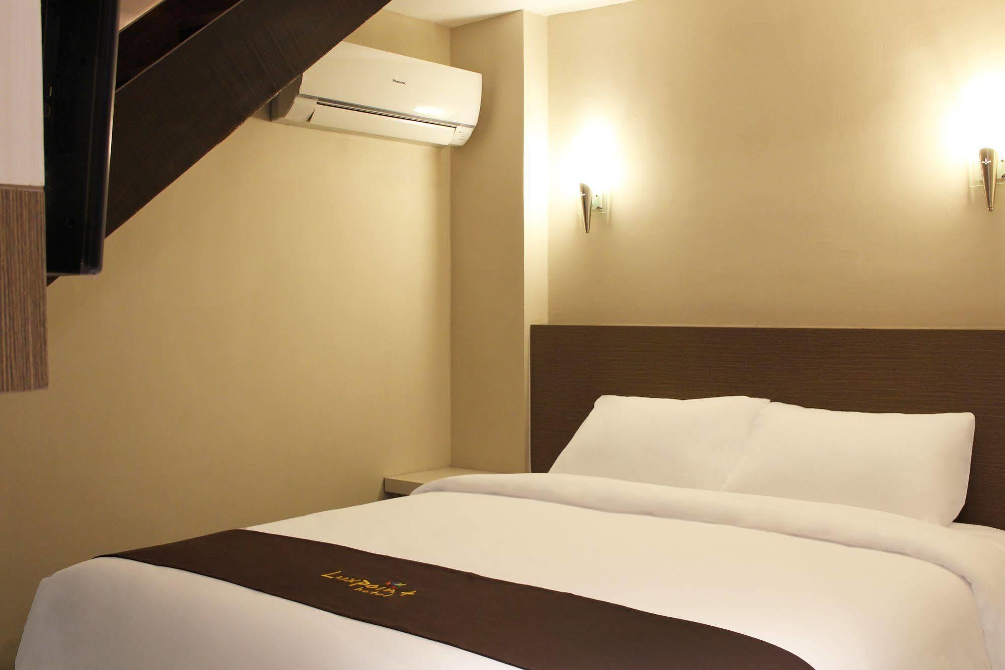 Luxpoint Hotel Baratajaya Surabaya Exterior foto